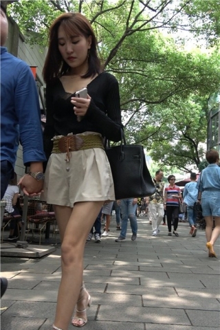 查看完整内容：V领低胸黑色蕾丝衣精致街拍美女 [609 MB]（视频版） - 共8张图片