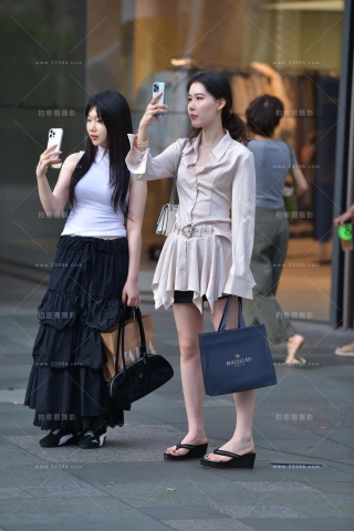 街拍白皙美腿美女