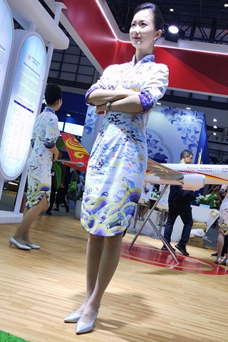 查看完整内容：4K视频25旅交会海航颜值身材很赞灰si高跟（视频版） - 共7张图片