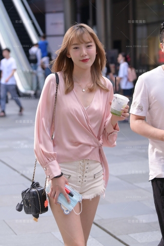 查看完整内容：甜心白热裤女友 - 共18张图片