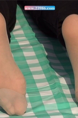 小姐姐趴着玩手机对眼睛不好哦 [0.98 GB/MP4]（视频版）