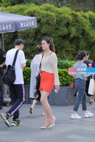 街拍橙色群性感高跟美女