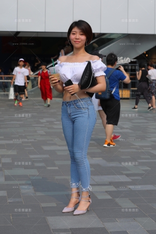 小蛮腰，翘臀紧牛小姐姐