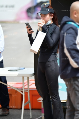 ★奶茶紧身黑裤美女