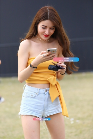 【Mark赛帖】黄色小上衣热裤靓妹