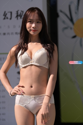 一模两套，可爱的小酒窝~