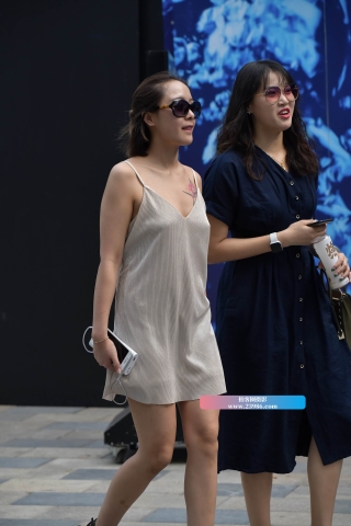 街拍吊带裙美女