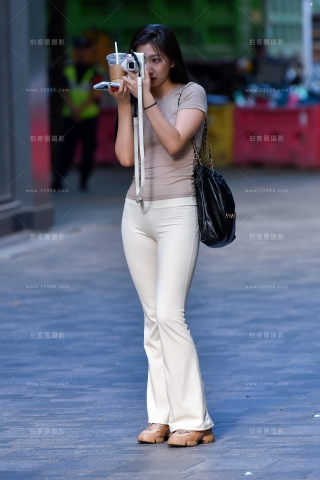 ★紧身白裤长发美女摄影师（城市版）（完整版）