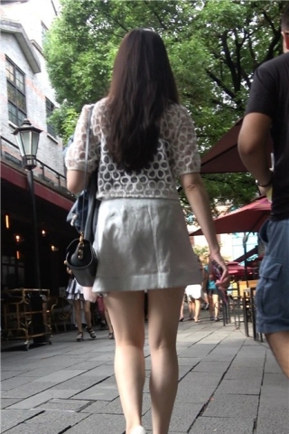 4K - 超性感白裙街拍御姐范高跟鞋美女 [1.54 GB]（视频版）