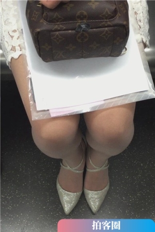 地铁上偶遇清纯文静甜美小仙女，一双大眼睛颜值爆表（视频版）