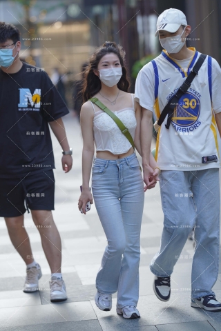 十指紧扣的情侣