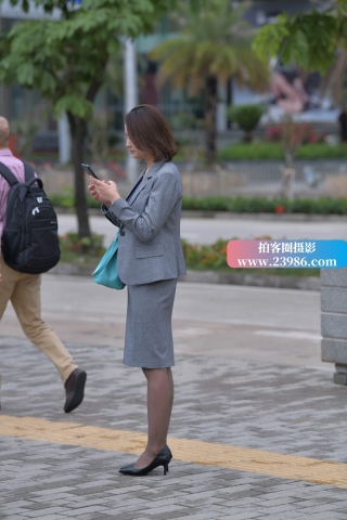 街拍黑丝制服白领丽人