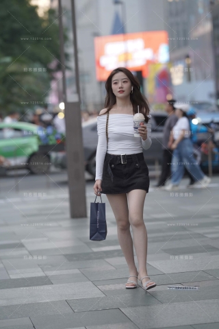 街拍灰色牛仔短裙小姐姐