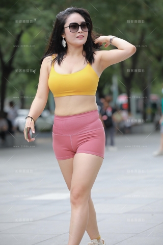 丰满瑜伽热裤小姐姐