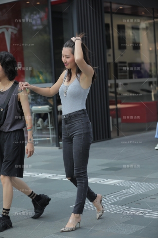 被小姐姐撩人的回眸眼神电到了