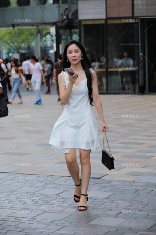 街拍白色连衣裙妹子
