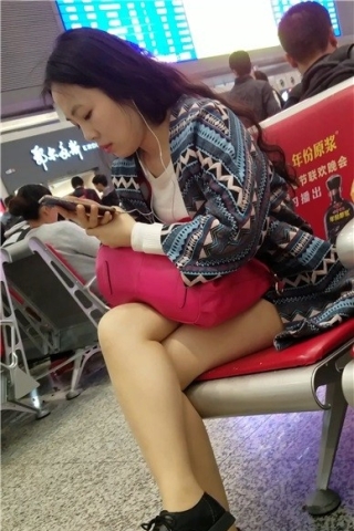 查看完整内容：4k-候车室拍摄高颜值极品美腿女神（视频版） - 共8张图片