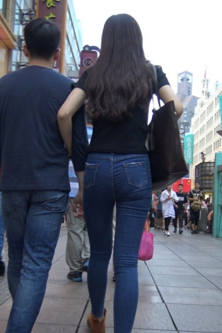 4k-青春洋溢蓝色牛仔裤黑T恤街拍美女 [2.12 GB]（视频版）