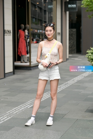 查看完整内容：大耳环妹妹 - 共19张图片