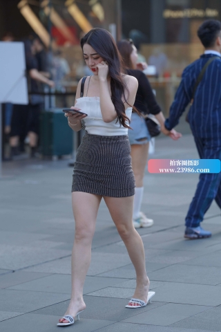 街拍包臀短裙小姐姐