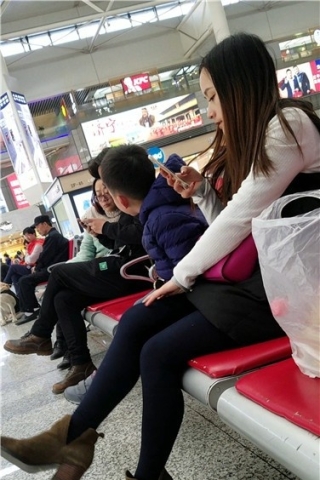 查看完整内容：4k超清，候车室玩手机的裤袜少妇（视频版） - 共8张图片