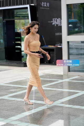 街拍吊带长裙美女