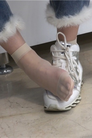 4k-肉丝蓝牛运动鞋街拍美女试高跟鞋（视频版）