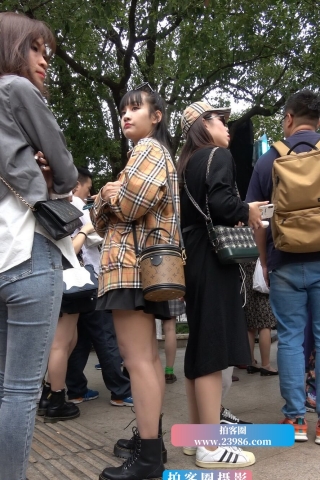 查看完整内容：4K - 街拍美腿短裙小妹 [1.24 GB/MP4]（视频版） - 共10张图片