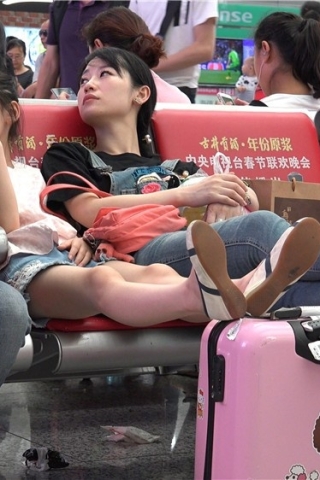 查看完整内容：4K - 背带牛仔裤松糕鞋玉足少F [2.66 GB/MP4] （视频版） - 共6张图片