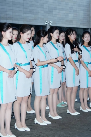 查看完整内容：（上集）2024年9月某大型che展SW美女全套图集 - 共28张图片
