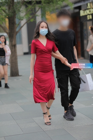 【凯恩赛帖】修身红裙展现女人味