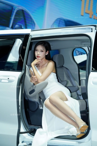 查看完整内容：2024年7月某车展约拍礼仪丝袜摆拍秀图集 - 共27张图片