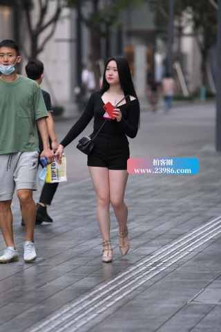 抓拍气质大白腿女友