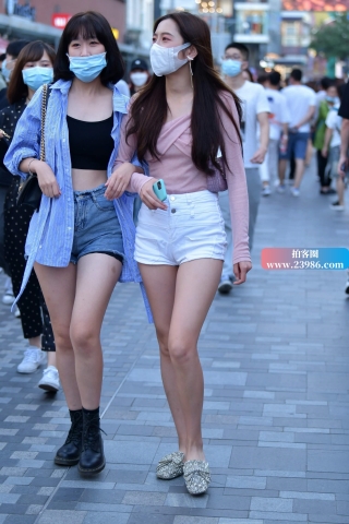 街拍白短热裤美缝美眉