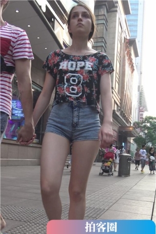 查看完整内容：4k-街拍碎花衬衫热裤露PP的外国妞 [1.54 GB]（视频版） - 共8张图片