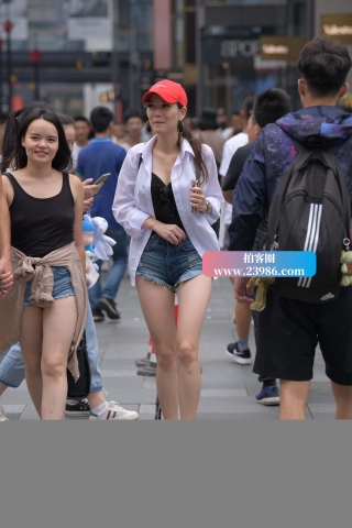 鸭舌帽，大耳环美女