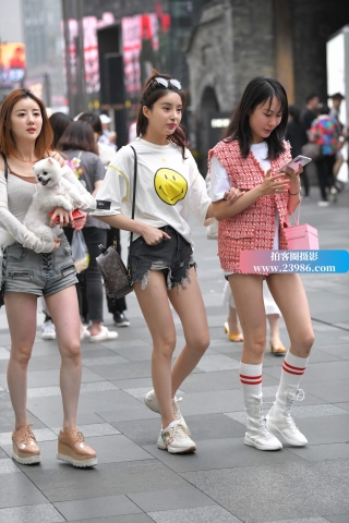 抱着狗狗的小姐姐