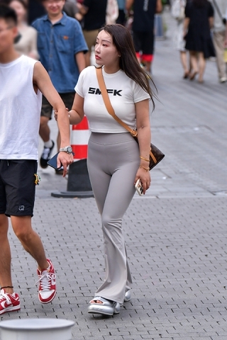 ★微丰腴浅色紧身裤美女