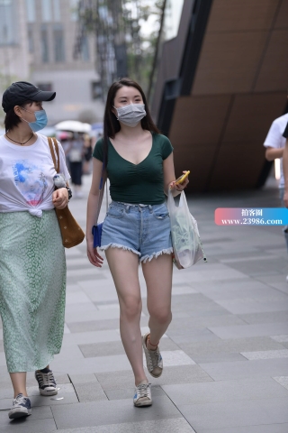 街拍丰满的热裤美女