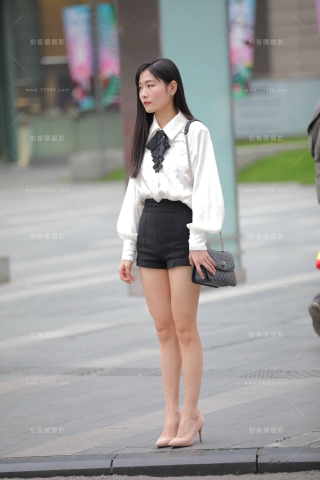 米色高跟鞋热裤女孩