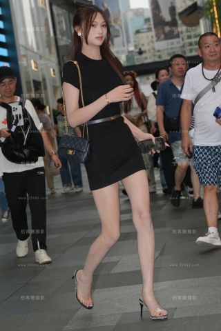 黑裙长腿小姐姐