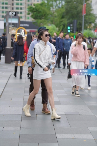 街拍性感白短裙美女