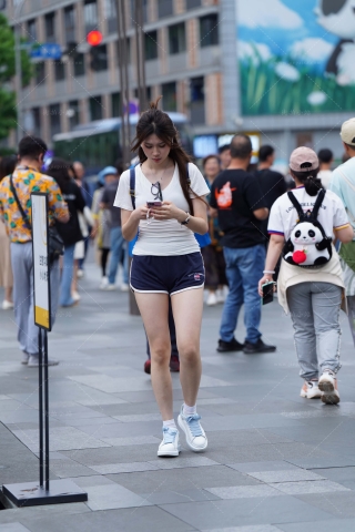街拍偶遇清清爽爽的运动热裤女生