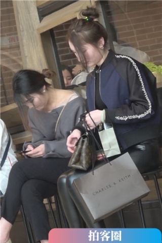 查看完整内容：4k-丝滑紧身皮裤美女跟闺蜜逛商场 [3.50 GB]（视频版） - 共8张图片