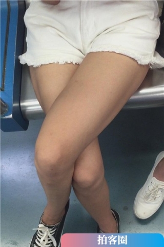 地铁偶遇白腿板鞋美眉，小脸蛋红彤彤气色红润（视频版）