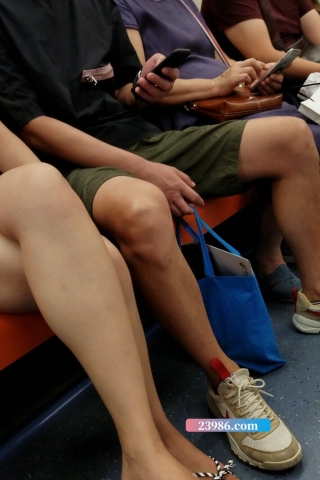 4K - 地铁上的橙色T恤街拍美女 [284 MB/MP4]（视频版）