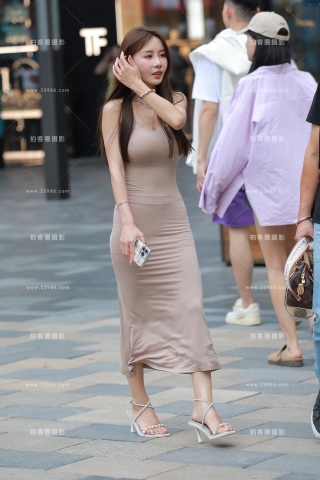 棕色紧身包臀裙美女