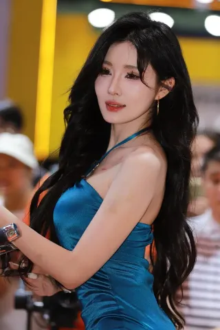 查看完整内容：黑丝包臀裙靓模（完整版） - 共5张图片