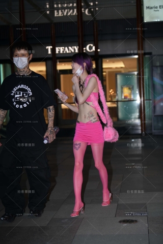 这打扮属实夸张了~