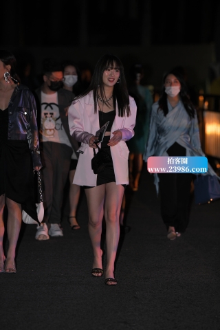 淡粉色西装外套